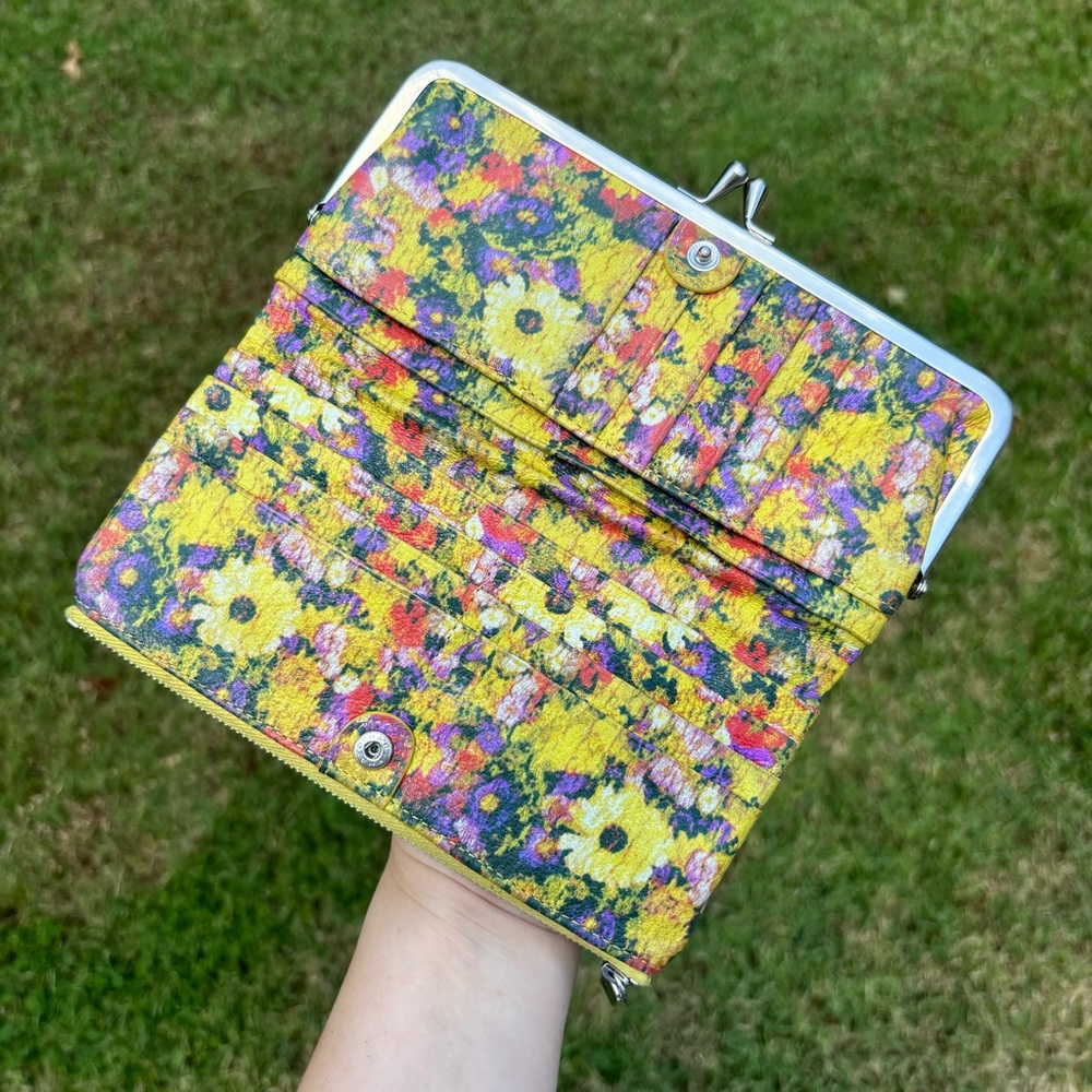 Hobo Lauren Daisies Floral Kiss Lock Clutch Wallet - Picture 4 of 10